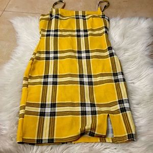 This is a beautiful short dress it’s yellow great for the beach